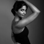 Keerthi Pandian Instagram - Every woman has a shade of shine 🔮 Make up @makeupartistrybykavithasekar Hair @vyshalisundaram_hairstylist Photography and Retouching @lakshmiijagan Wadrobe @amrithaj_am Assisted by @abyeahitsme @chethichandhar #monochrome #keerthipandian
