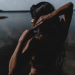 Keerthi Pandian Instagram - பாத மாறும் மேகம் எங்கோ தொலைந்தவள் தானோ வானும் நீரும் சேரும் என்றோ ஒர் நாள் தானோ 🌊 Photography : @ajaykumar_elango Stylist : @stay__slay MakeUp and Hair : @abhiramisivakumar