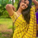 Keerthi Pandian Instagram - காற்றோட்டமான மகிழ்ச்சி ✨ அனைவருக்கும் இனிய தீபாவளி நல்வாழ்த்துக்கள் ♥️ #happydeepavali #light #joy திருநெல்வேலி