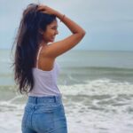 Keerthi Pandian Instagram - எல்லையற்ற அடிவானம் 🌊 #BeachBaby #PureJoy #Blues #StandStillWithTheWaves