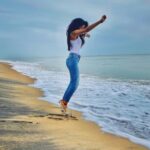Keerthi Pandian Instagram - Ra! Beachu pakkam pothaam Oru dabaankoothu vesthaam 💃🏾 #DanceWithTheWaves #BeachBaby #BeachLove #PureJoy