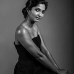 Keerthi Pandian Instagram - Every woman has a shade of shine 🔮 Make up @makeupartistrybykavithasekar Hair @vyshalisundaram_hairstylist Photography and Retouching @lakshmiijagan Wadrobe @amrithaj_am Assisted by @abyeahitsme @chethichandhar #monochrome #keerthipandian