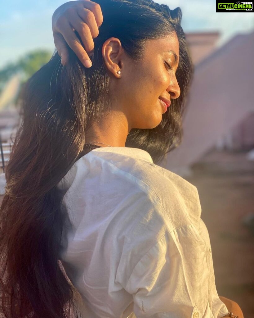 Keerthi Pandian Instagram - A little more than kissed by the sun! 🔥