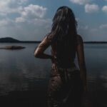 Keerthi Pandian Instagram - பாத மாறும் மேகம் எங்கோ தொலைந்தவள் தானோ வானும் நீரும் சேரும் என்றோ ஒர் நாள் தானோ 🌊 Photography : @ajaykumar_elango Stylist : @stay__slay MakeUp and Hair : @abhiramisivakumar