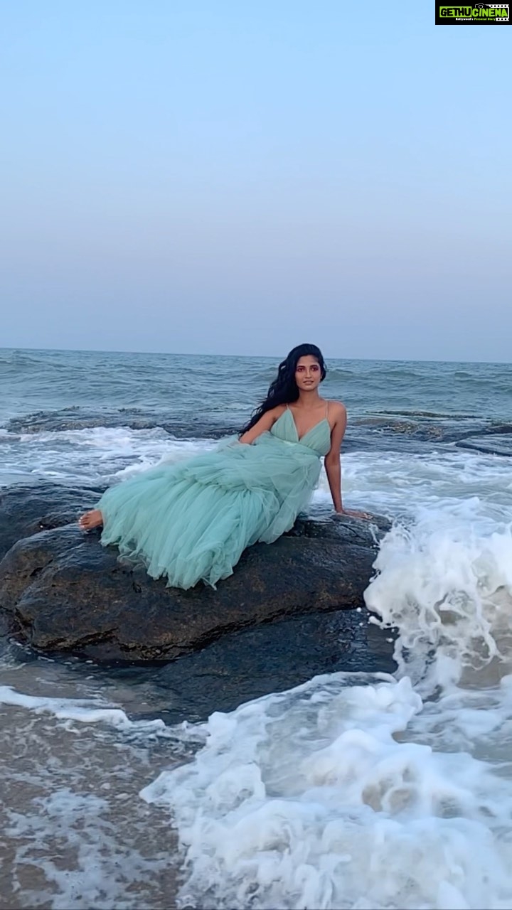 Keerthi Pandian Instagram - “Fooling around, falling and flying through this shoot” - what shoots look like with this fun bunch! @shilpaiyer @suresh.menon @vyshalisundaram_hairstylist @karunmv @chethichandhar #reelitfeelít #fashionreel #fashionreelscreator #beachshoot #beachshoots #btsreel #favouritesong #ritviz #freefall #freefalling #foolingaround #shootdiaries