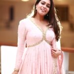 Keerthi shanthanu Instagram - Blushing Peach🦩✨ #audiolaunch #host Outfit : @savinidii_official Photography : @udaya_kaptures