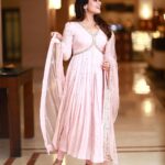 Keerthi shanthanu Instagram - Blushing Peach🦩✨ #audiolaunch #host Outfit : @savinidii_official Photography : @udaya_kaptures