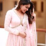 Keerthi shanthanu Instagram - Blushing Peach🦩✨ #audiolaunch #host Outfit : @savinidii_official Photography : @udaya_kaptures