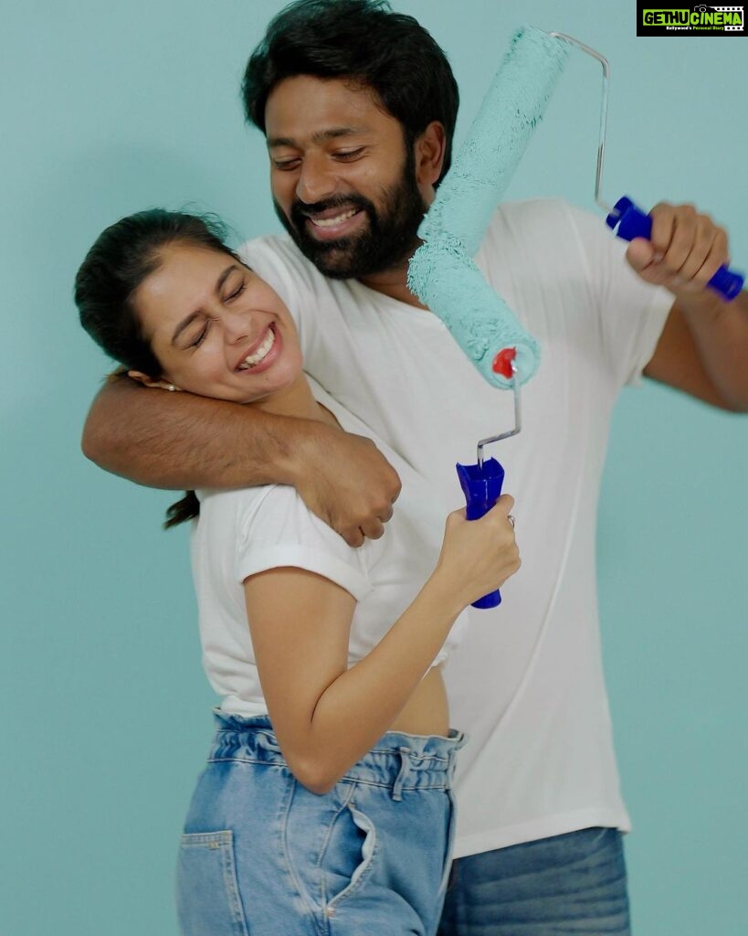 Keerthi shanthanu Instagram - It’s painting time ❤️🎨🥰 Watch our new video “Home Makeover” with @nipponpaintindia on #WithLoveShnthnuKiki 💛 (Channel link in bio) @kikivijay11 #paint #homepainting #nippon #nipponpaint #homemakeover