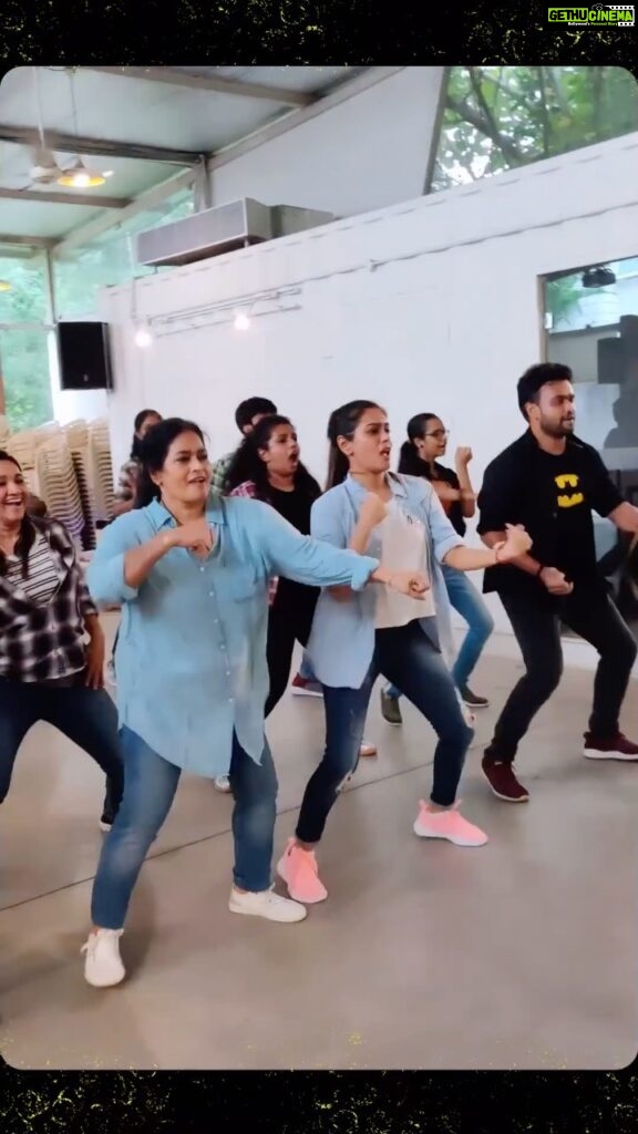 Keerthi shanthanu Instagram - Hey all come join us at #Kikisdancestudio for super intense cardio and fun dance sessions . Cinematic freestyle dance - Vaanga jolly’a aadalaam 🤩💃🏻🕺 To join Contact : 9444115311 Timing: 10.30-11.30am / 5-6pm With @jayanthirkv master @pringlejones_ #kikisdancestudio #students 😍