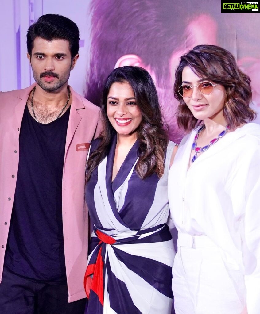 Keerthi shanthanu Instagram - When ur crushed in between two Heartthrobs 💕🔥 too much to handle @thedeverakonda & @samantharuthprabhuoffl Such a pleasure to interact with both of you 💕 #kushi Thanx to the sweetest production house @mythriofficial & @proyuvraaj 💕 Wearing : @shilpavummiti #happy