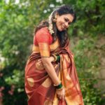Keerthi shanthanu Instagram - புன்சிரிப்பு ❣️ 📸 : @zerowattsphotography Hairdo & saree draping @ranjitha_hairstylist @chisellemakeupandhair Blouse by @poornimas_store @poornimabhagyaraj #saree #tradional #azhagu