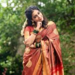 Keerthi shanthanu Instagram - புன்சிரிப்பு ❣️ 📸 : @zerowattsphotography Hairdo & saree draping @ranjitha_hairstylist @chisellemakeupandhair Blouse by @poornimas_store @poornimabhagyaraj #saree #tradional #azhagu