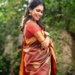 Keerthi shanthanu Instagram - புன்சிரிப்பு ❣️ 📸 : @zerowattsphotography Hairdo & saree draping @ranjitha_hairstylist @chisellemakeupandhair Blouse by @poornimas_store @poornimabhagyaraj #saree #tradional #azhagu