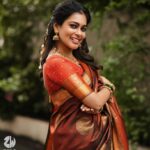 Keerthi shanthanu Instagram - புன்சிரிப்பு ❣️ 📸 : @zerowattsphotography Hairdo & saree draping @ranjitha_hairstylist @chisellemakeupandhair Blouse by @poornimas_store @poornimabhagyaraj #saree #tradional #azhagu