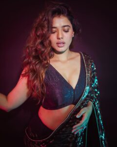 Ketika Sharma Instagram - I liked it, I draped it 🖤 #2 

Styled by @rashmitathapa
Wearing @sabaahat
Jewellery @karnikajewelshyd
Shot by @puchi.photography 
HMU @makeuphairbyrahul
Draping @deparsalon 

#saree #tb