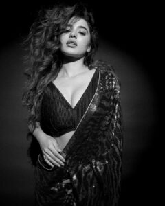Ketika Sharma Instagram - I liked it, I draped it 🖤 #2 

Styled by @rashmitathapa
Wearing @sabaahat
Jewellery @karnikajewelshyd
Shot by @puchi.photography 
HMU @makeuphairbyrahul
Draping @deparsalon 

#saree #tb