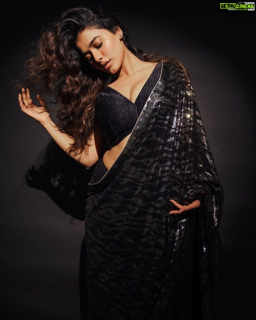 Ketika Sharma Instagram - I liked it, I draped it 🖤 #2 Styled by @rashmitathapa Wearing @sabaahat Jewellery @karnikajewelshyd Shot by @puchi.photography HMU @makeuphairbyrahul Draping @deparsalon #saree #tb