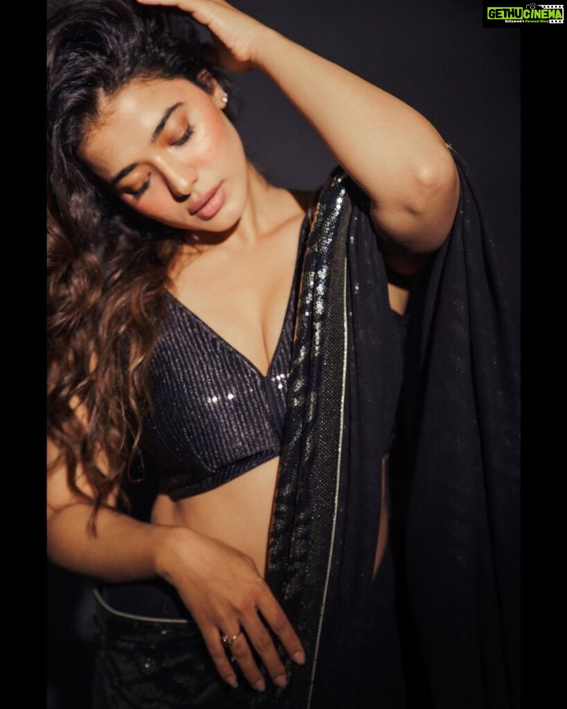 Ketika Sharma Instagram - I liked it, I draped it 🖤 Styled by @rashmitathapa Wearing @sabaahat Jewellery @karnikajewelshyd Shot by @puchi.photography HMU @makeuphairbyrahul Draping @deparsalon #saree #tb