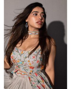 Ketika Sharma Instagram - Cutesy stuff 👽

Styled by @rashmitathapa
Wearing @kaastaanbydivaajain
Jewellery @spillthebead
Shot by @pearlvinestudio , team @whiteaurastudio
HMU @makeuphairbyrahul 

#styled #indowestern #ethnic