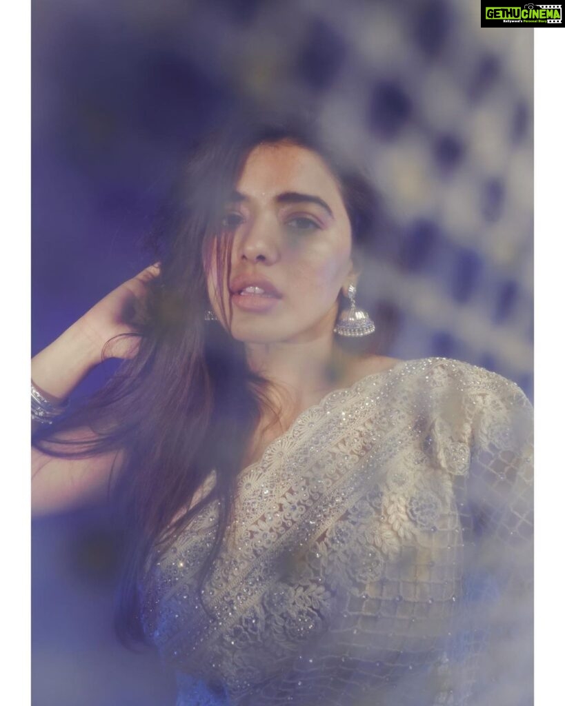 Ketika Sharma Instagram - Au clair de lune 🌗 Styled by @rashmitathapa Wearing @sabaahat Jewellery @amrapalijewels Shot by @puchi.photography HMU @makeuphairbyrahul Draping @deparsalon #brotheavatar #prereleaseevent #promotional #look #whitetheme #brotheavatarfromjuly28🌀