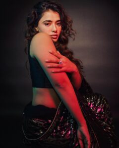 Ketika Sharma Instagram - I liked it, I draped it 🖤 #2 

Styled by @rashmitathapa
Wearing @sabaahat
Jewellery @karnikajewelshyd
Shot by @puchi.photography 
HMU @makeuphairbyrahul
Draping @deparsalon 

#saree #tb