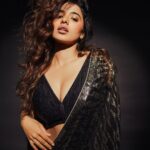 Ketika Sharma Instagram - I liked it, I draped it 🖤 Styled by @rashmitathapa Wearing @sabaahat Jewellery @karnikajewelshyd Shot by @puchi.photography HMU @makeuphairbyrahul Draping @deparsalon #saree #tb
