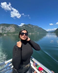 Ketika Sharma Instagram - I’m in a Sunday kinda love with #hallstatt the nature-heaven 😍 #hallstatt #austria #tb #sobeautiful #takemeback Hallstatt Lake