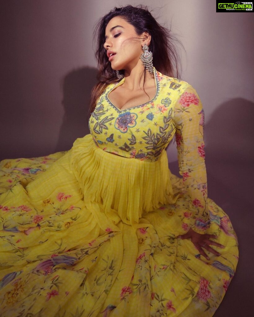 Ketika Sharma Instagram - different shades of my favourite colour 💛 Styled by @rashmitathapa Wearing @kaastaanbydivaajain Shot by @puchi.photography Makeup @makeupartist_arti #tb #anarkali #styled