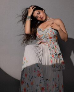 Ketika Sharma Instagram - Cutesy stuff 👽

Styled by @rashmitathapa
Wearing @kaastaanbydivaajain
Jewellery @spillthebead
Shot by @pearlvinestudio , team @whiteaurastudio
HMU @makeuphairbyrahul 

#styled #indowestern #ethnic