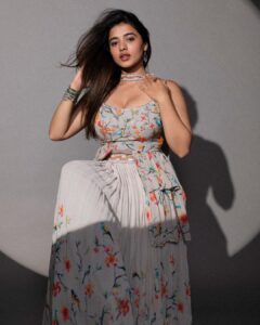 Ketika Sharma Instagram - Cutesy stuff 👽

Styled by @rashmitathapa
Wearing @kaastaanbydivaajain
Jewellery @spillthebead
Shot by @pearlvinestudio , team @whiteaurastudio
HMU @makeuphairbyrahul 

#styled #indowestern #ethnic