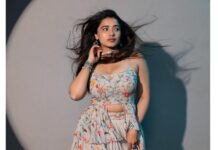 Ketika Sharma Instagram - Cutesy stuff 👽 Styled by @rashmitathapa Wearing @kaastaanbydivaajain Jewellery @spillthebead Shot by @pearlvinestudio , team @whiteaurastudio HMU @makeuphairbyrahul #styled #indowestern #ethnic