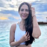 Kim Sharma Instagram - 🤍 🌊🫶🏻 #reels OZEN RESERVE Bolifushi