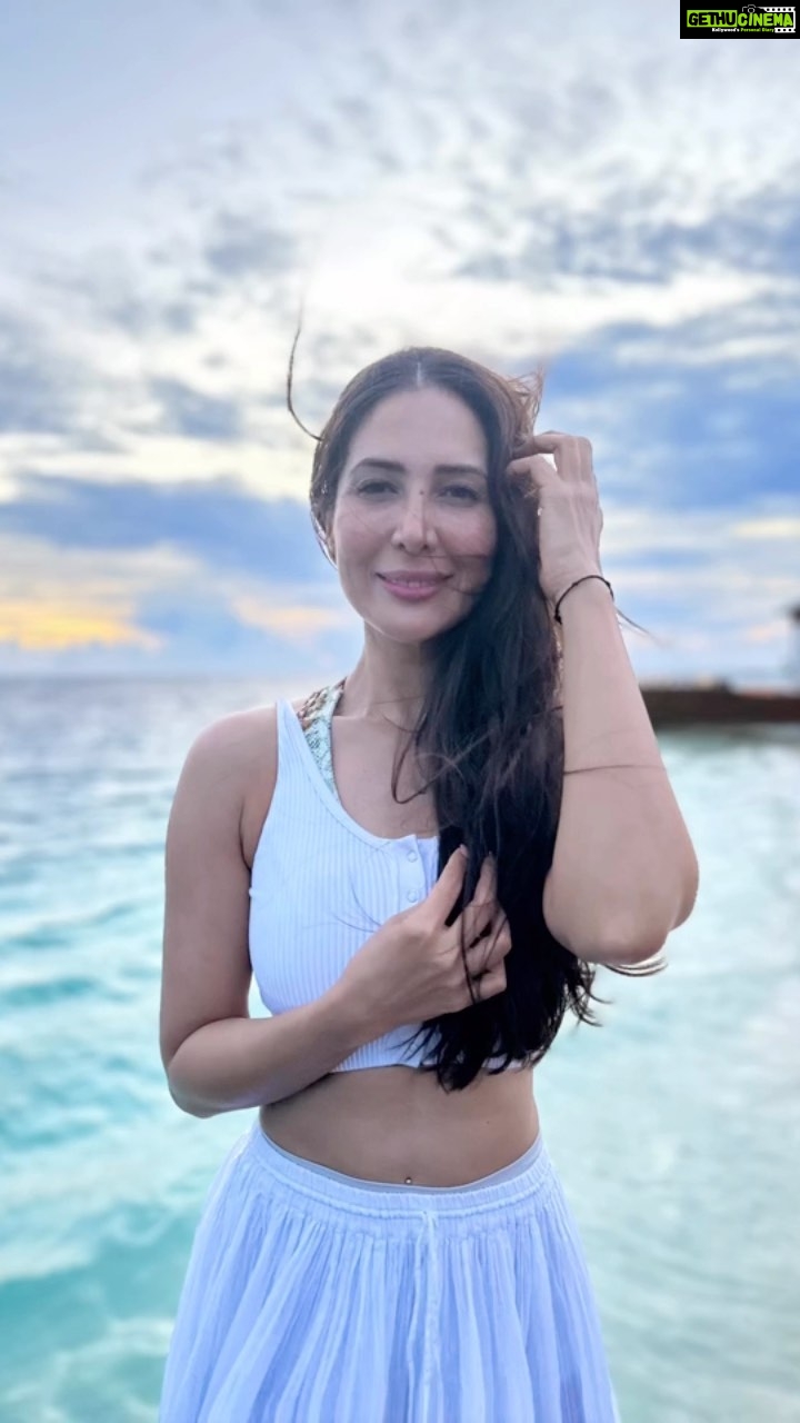 Kim Sharma Instagram - π€ ππ«Άπ» #reels OZEN RESERVE Bolifushi