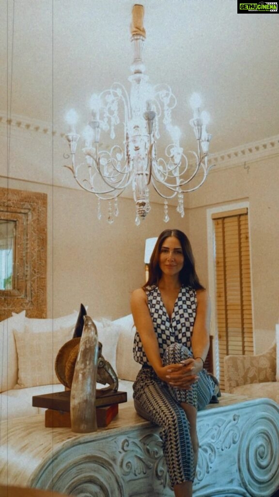 Kim Sharma Instagram - Absolutely obsessed with my custom chandelier by @sunshine_boulevard thank you guys for making this process so smooth and seamless #decor #reels