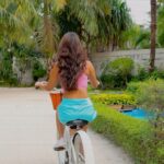 Kim Sharma Instagram - 🚲🚲 #saturday #mood #reels OZEN RESERVE Bolifushi