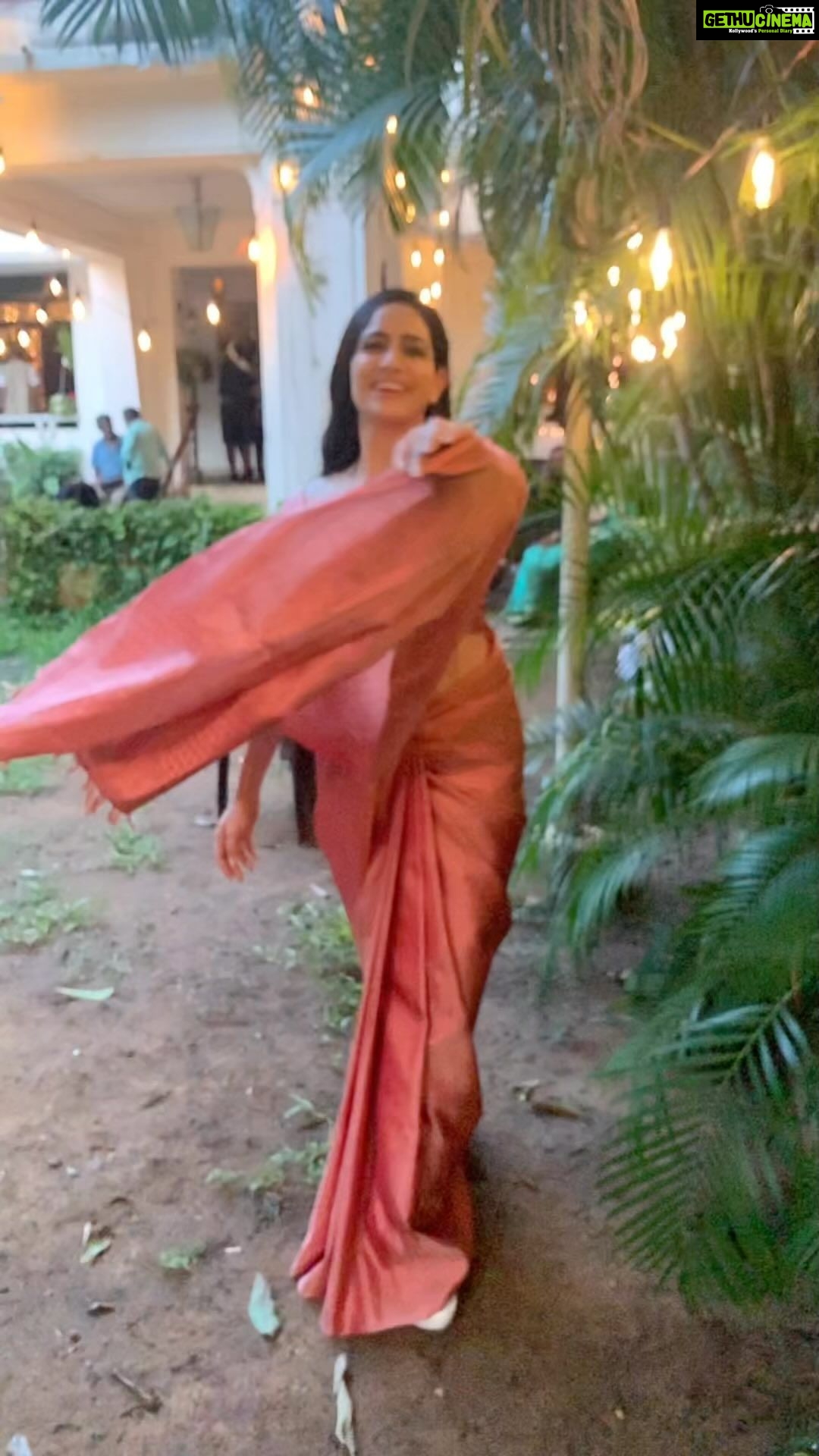 Komal Sharma Instagram - Feet on the ground,head in the cloud #actress #model #film #movie #gorgeous #trending #viral #fashionista #celebrity #likes #trending #reeltoreel #modellife #actor #trendingnow #classicbeauty #bollywood #silk #sareelove #indianwear #ethnicwear #sareeseduction
