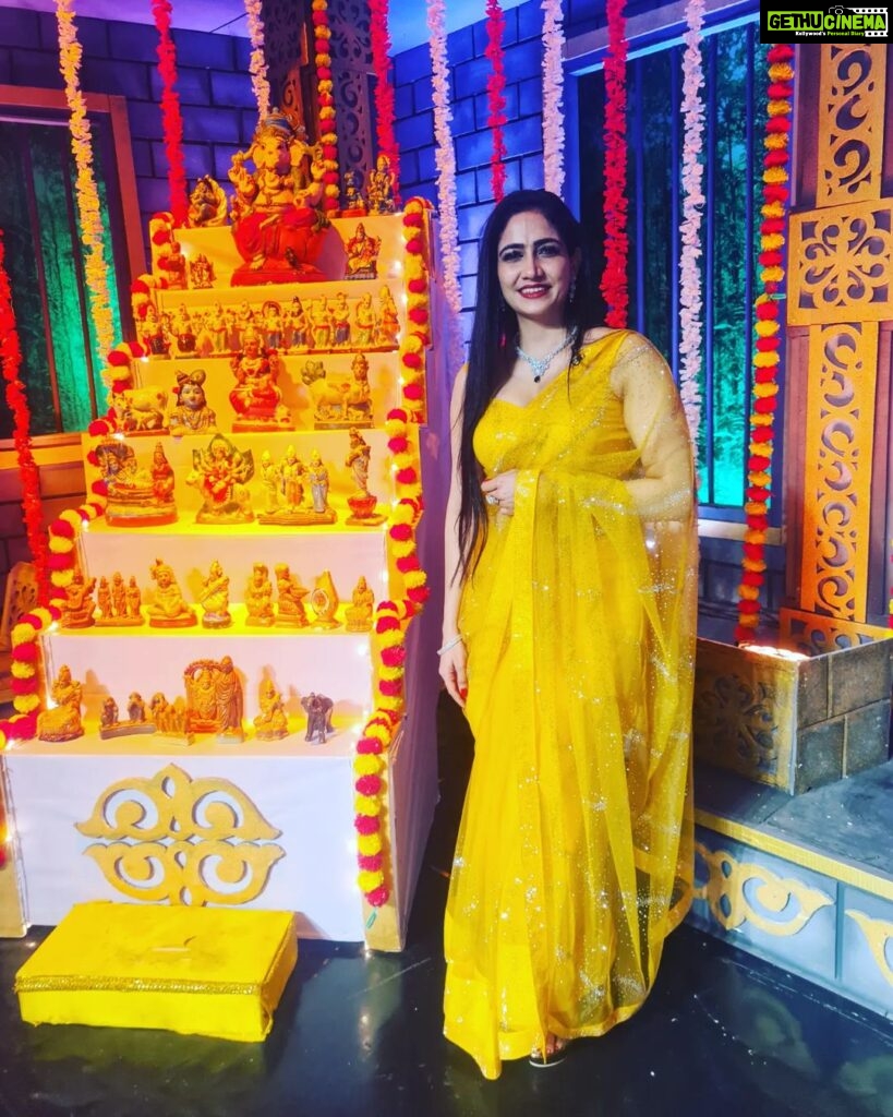 Komal Sharma Instagram - Happy Navratri to all 😀🌟🌟 #happynavratri #golu #navratri #saree #blissful #actresskomalsharma