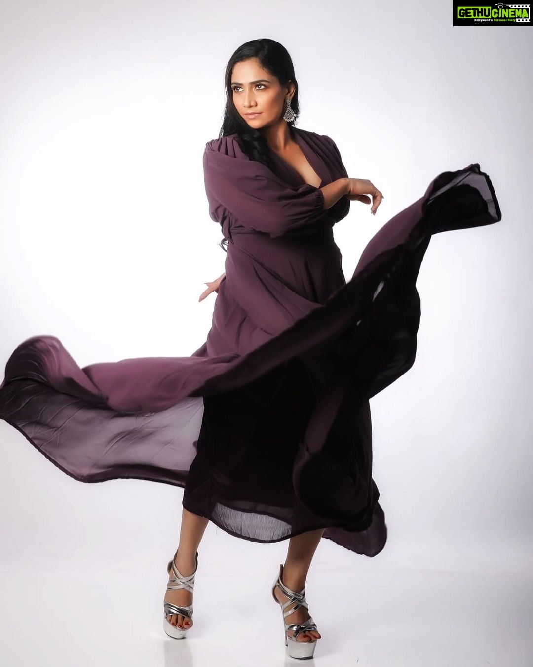 Komal Sharma Instagram - Swinging to the groovy rhythm of fashion and feeling the cool vibes @actresskomalsharma Pro-John sir @a._john_pro Clicks : @sureshsuguphotography Make up by- @artistry_by_abii #actress #malyalamactress #tamilactress #bollywoodactress #trending #viral #instagood #instafashion #instalike