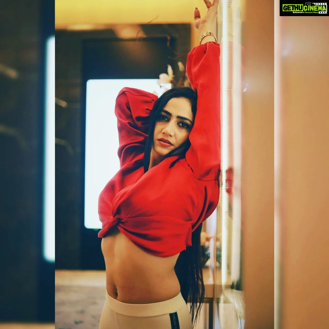 Komal Sharma Instagram - @dubaimall Captured by - @vaishakhviswanth Pro - @a._john_pro #shootmode #actorslife #bollywoodactress #malayalamactress #komalsharma
