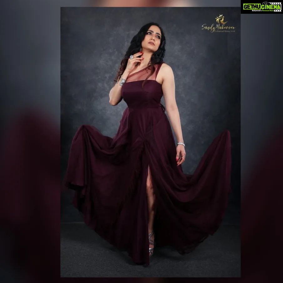 Komal Sharma Instagram - Nothing liberates our greatness like the desire to help, the desire to serve PRO - @a._john_pro Make up and Hair - @makeover_with_sandy Captured by - @ilayaraja1419 @actresskomalsharma #bollywoodactress #tamilactress #malyalamactress #actorslife #indianactress #komalsharma #shootmode #makeup #pose #beautiful