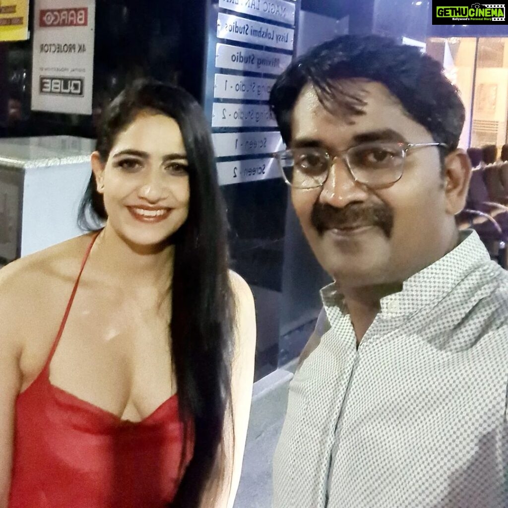 Komal Sharma Instagram - Congratulations Karunakar sir @actor_karunakaran for ur recent hit release Panni Kutty, Karuna sir you did a great job. It was amazing to get a chance to watch you perform. You were the star of the show You never cease to amaze your audience with ur fantastic performance. You as Uthra was so realistic, artistic and convincing. Panni Kutty movie had a significant message to offer to the audiences, The film stresses on the importance of having hope.. Director Anucharan sir assure all that you will walk out of theatres with smiling faces after watching this movie. Harmless rural comedy and fun filled family entertainment. Hearty congratulations to the entire team of Panni Kutty #pannikutty