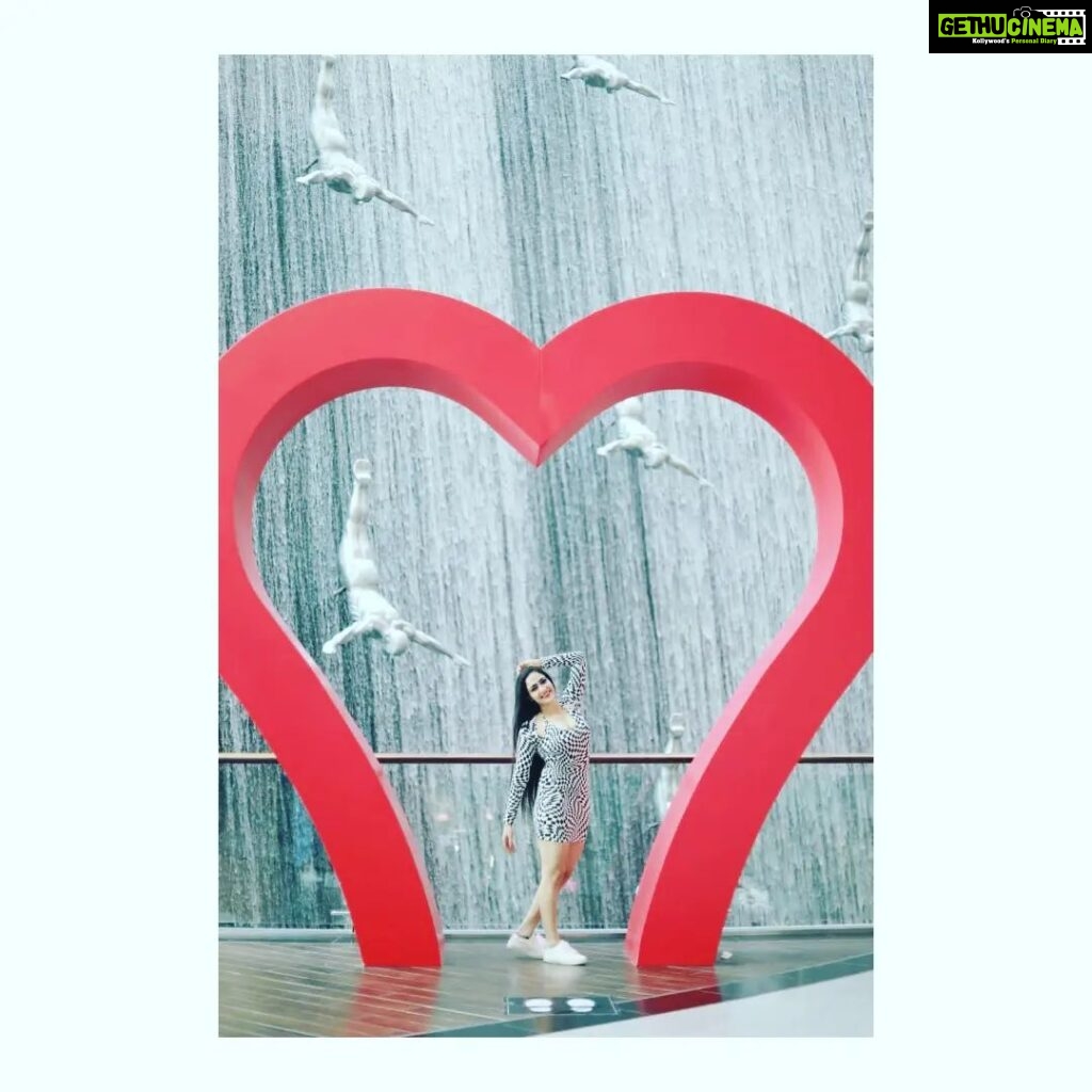 Komal Sharma Instagram - I just can’t help falling in love with Dubai.😍😍❤️❤️ Captured by - very talented @iamvaishakh Vaishak Vishwanath Pro - @a._john_pro Dubai Mall
