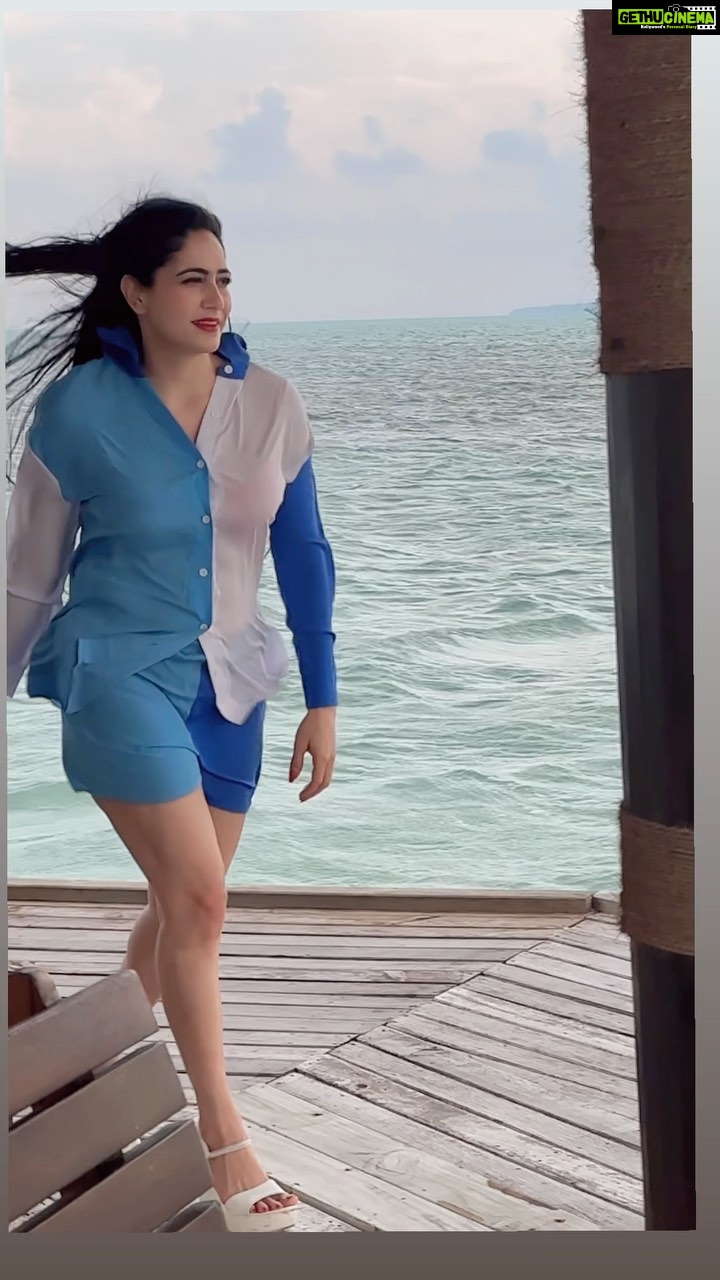 Komal Sharma Instagram - The ocean breeze puts my mind at ease #maldives #addu #lovemaldives #komalsharma #canareefresortmaldives #canareef #actressgallery
