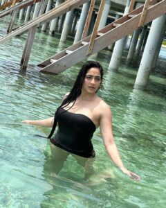 Komal Sharma Instagram - The sparks of gorgeousness with amidst the sparkling ambience. #ActressKomalsharma looks amazing in her recent clicks at #southpalmresorts in #Maldives

#MaldivesTourism #Tourism #LoveMaldives #love#addu #visitmaldives
Pro - @a._john_pro