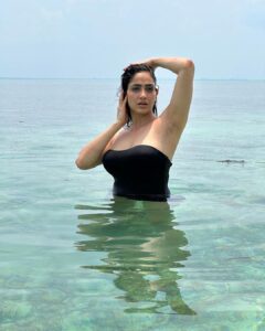Komal Sharma Instagram - The sparks of gorgeousness with amidst the sparkling ambience. #ActressKomalsharma looks amazing in her recent clicks at #southpalmresorts in #Maldives

#MaldivesTourism #Tourism #LoveMaldives #love#addu #visitmaldives
Pro - @a._john_pro