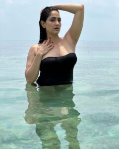 Komal Sharma Instagram - The sparks of gorgeousness with amidst the sparkling ambience. #ActressKomalsharma looks amazing in her recent clicks at #southpalmresorts in #Maldives

#MaldivesTourism #Tourism #LoveMaldives #love#addu #visitmaldives
Pro - @a._john_pro