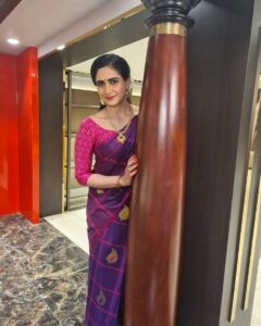 Komal Sharma Instagram - With light of beautiful diyas and the holy chants, may happiness and prosperity fill your life forever! Wishing you and your Family very happy and prosperous Diwali!

#Deewali #happydeepavali #dipawali #Saree #lights #diya