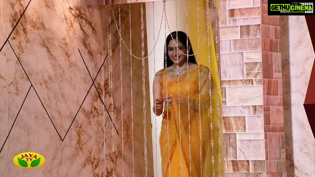 Komal Sharma Instagram - Hey friends some exciting glimpse of #kalaimalar show at Jaya TV @jayatvofficial at 7.30 pm, see you all there ๐๐thank you so much John sir @a._john_pro for such wonderful show #kalaimalar #promo #jayatv #komalsharma #barroz