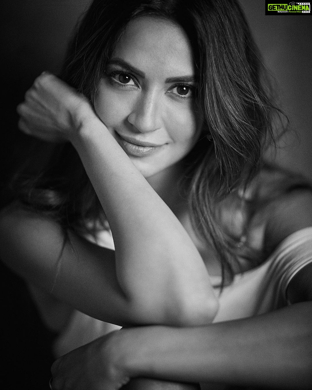 Kriti Kharbanda Instagram - The white T series by @rohanshrestha 🫶🏻 . . . #tgif #whitetseries
